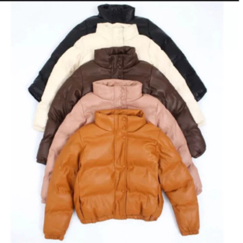 Jaqueta Puffer Feminina de Couro Forrada com Capuz