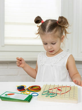 Brinquedo Montessori de Geometria em Madeira – Tabuleiro Educativo com Elásticos Coloridos para Crianças
